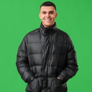 O persoană purtând o geacă impermeabilă și călduroasă pentru sezonul rece