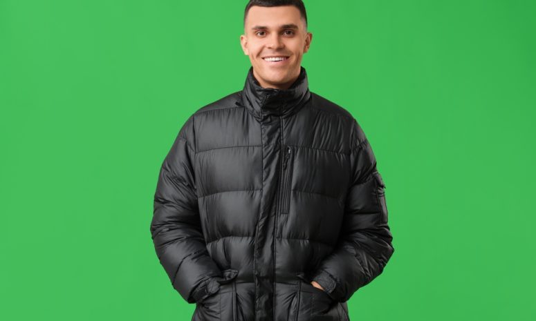 O persoană purtând o geacă impermeabilă și călduroasă pentru sezonul rece